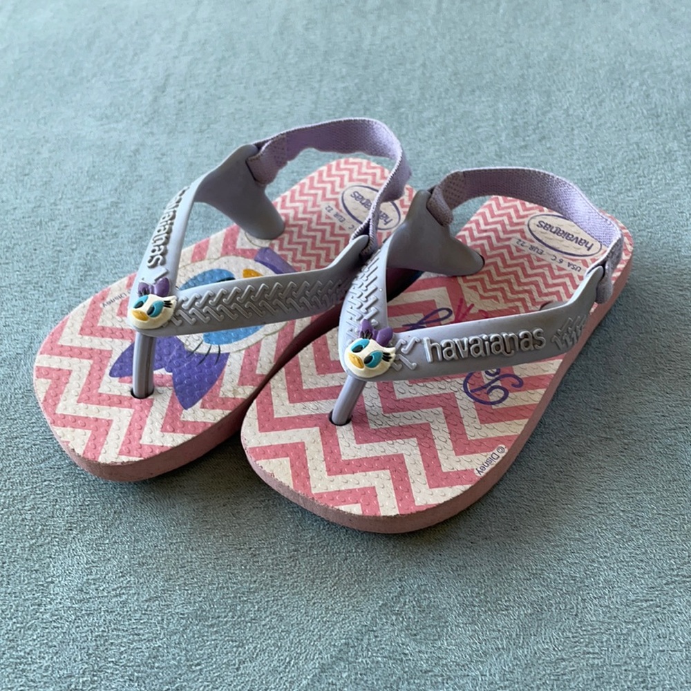 Havaianas Daisy Duck toddler size 6 (runs small)